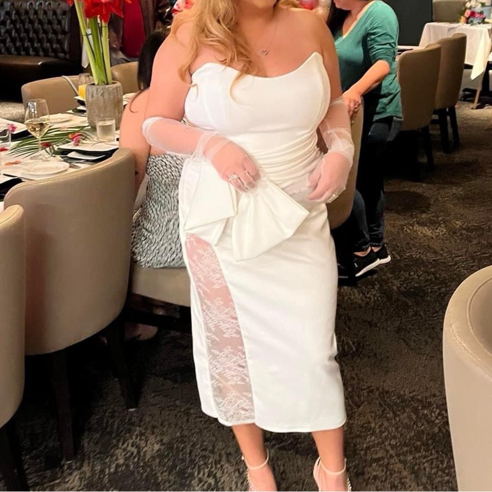 Strapless with a side bow and lace slit. Ivory
